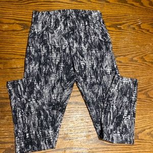 Lululemon InStill High-Rise Tight 25” - Size 6